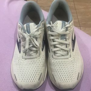 Brooks running shoes 1203561b317 women’s size 9
